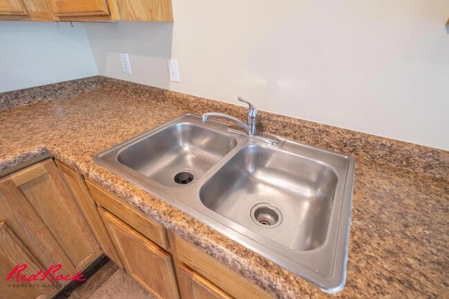 Building Photo - Enjoy Scenic Ivins Living – 3-Bed, 2-Bath ...