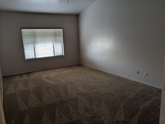 Building Photo - SPACIOUS 4 BED, 2 BATH HOME LOCATED NEAR B...