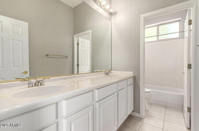 Building Photo - 1515 N Los Alamos Cir