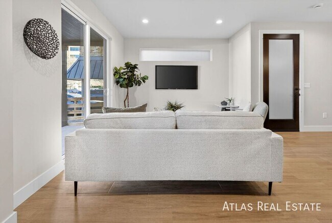 Building Photo - 830 Cherry St