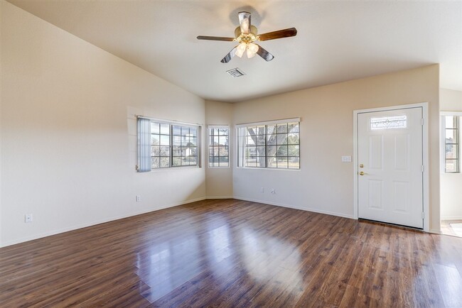 Building Photo - 4150 N Viewpoint Dr