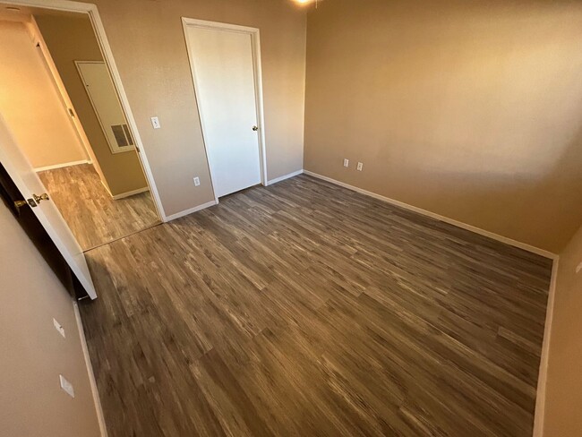 Building Photo - ADORABLE 1 BEDROOM 1 BATHROOM 1ST FLOOR CO...