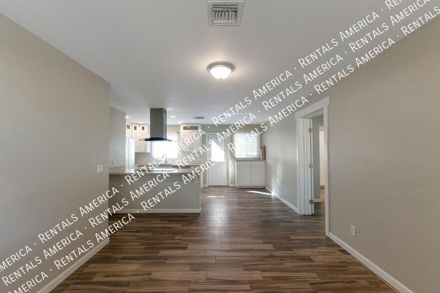 Building Photo - 2558 E Alta Vista St