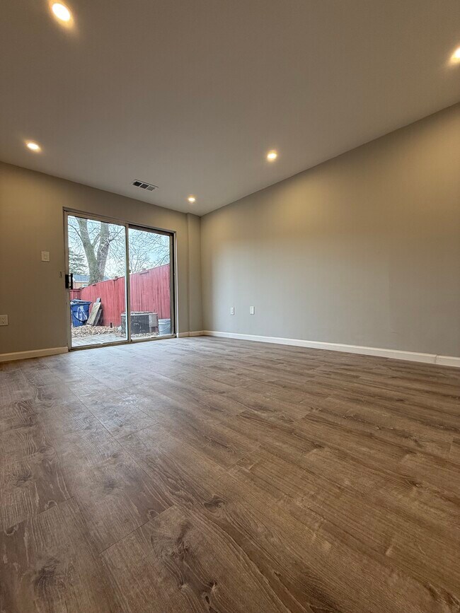 Building Photo - 238 Stevenson Square