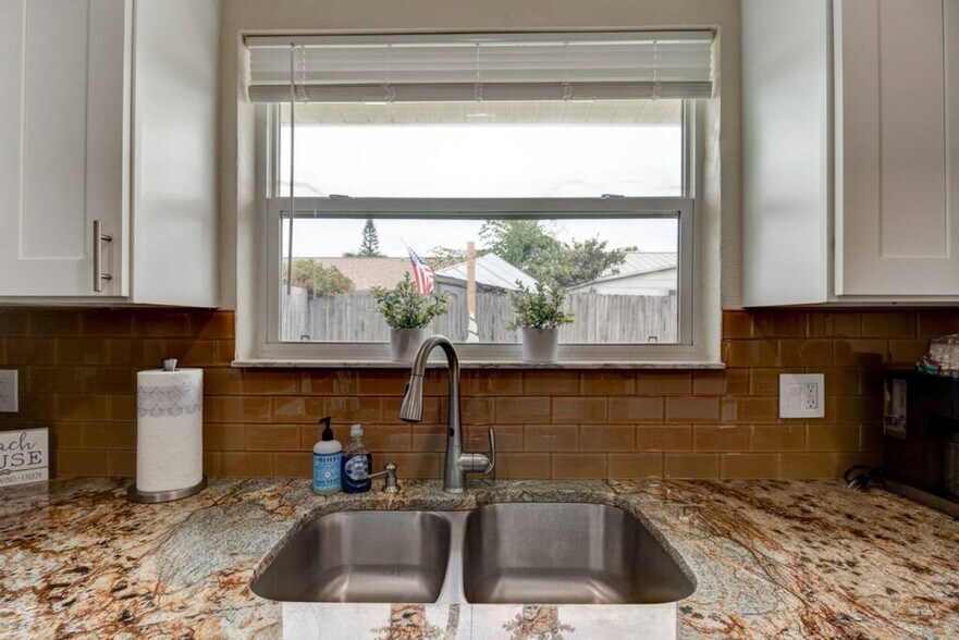 Building Photo - 4013 S Peninsula Dr