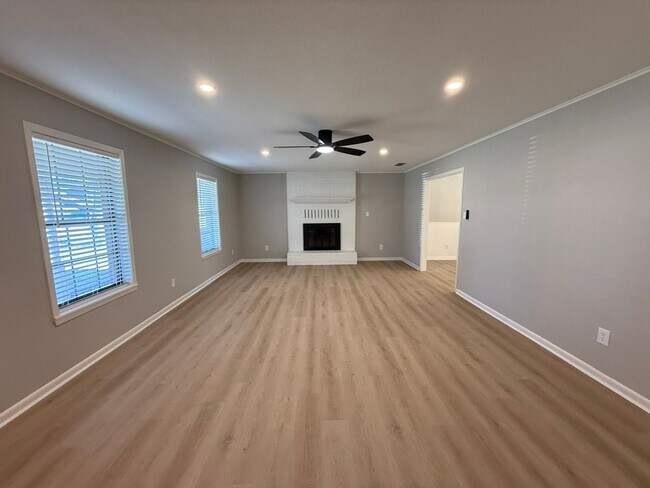 Building Photo - Available-Remodeled 3/2 with 4-Car Garage!