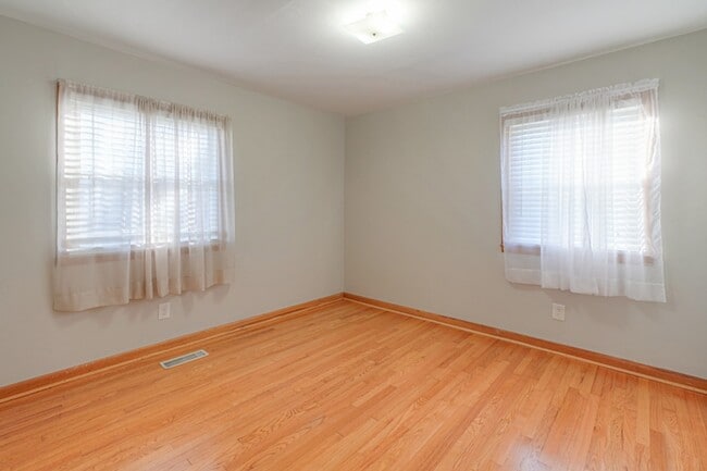 Building Photo - 476 Crescent Rd