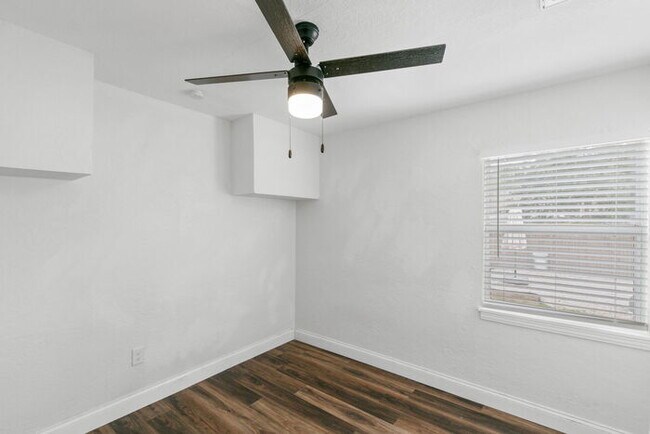 Building Photo - FULLY FENCED Home For Rent in St Petersburg!