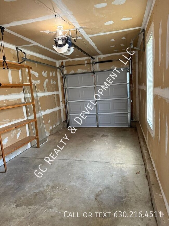 Building Photo - 671 W Streamwood Blvd