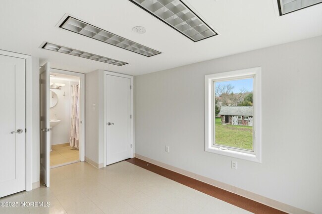 Building Photo - 400 S Main St