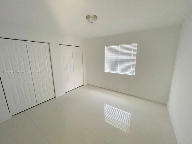 Building Photo - 14620 SW 104th Ave
