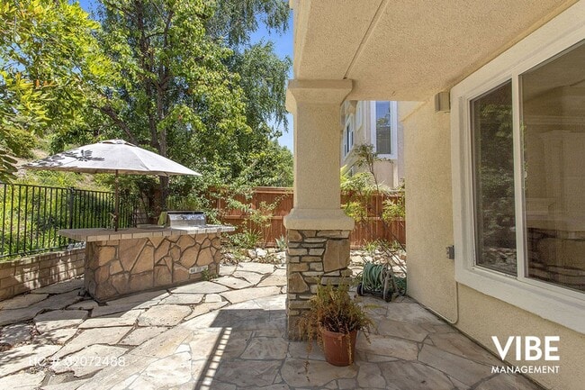Building Photo - Spacious 3 bedroom plus office in Desirabl...