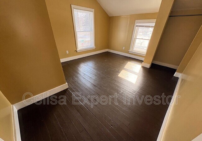 Building Photo - 3420 Plaza Dr