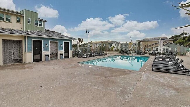 Building Photo - Stunning Fully Furnished Tri-Level Townhome 4BD/4BATHS! Central AC/Heat with Solar! 2 Car attache...