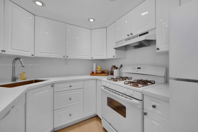 Building Photo - 2539 Bayshore Dr