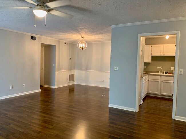 Building Photo - 1 Bed | 1 Bath Condo Near Glenwood - Water...
