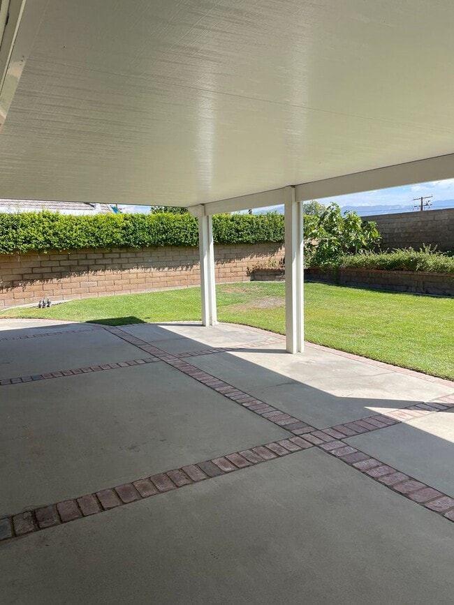 Building Photo - Gorgeous 4 Bedroom 2 Bathroom Home with Lo...