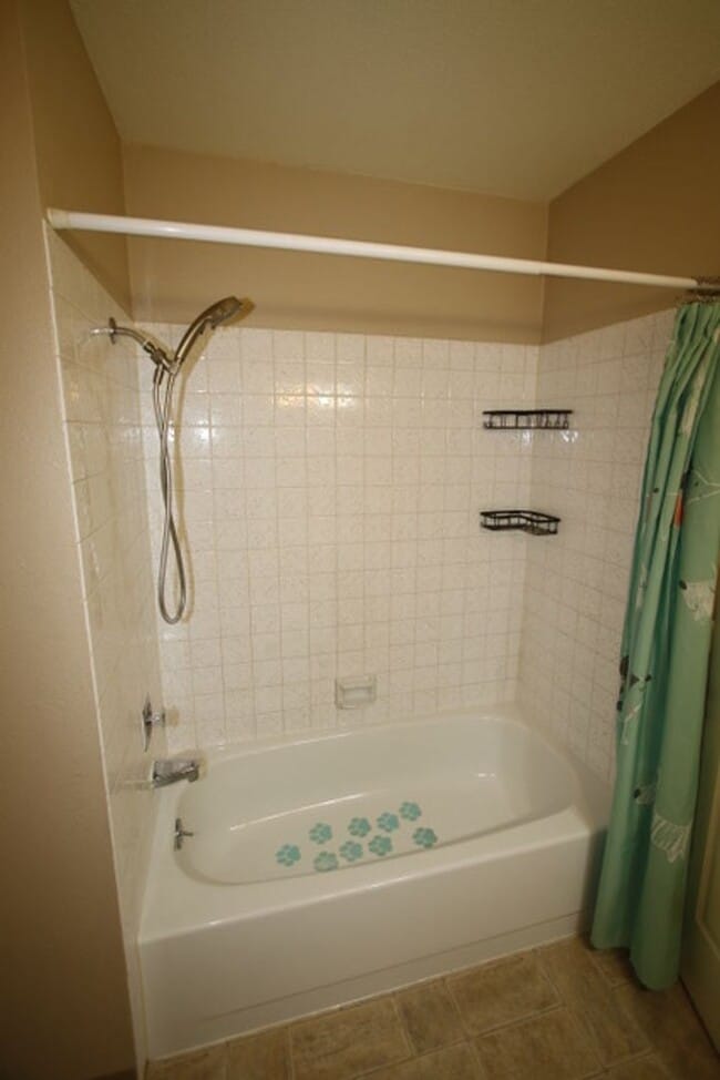 Building Photo - 3 Bedroom Centrally Located Condo!