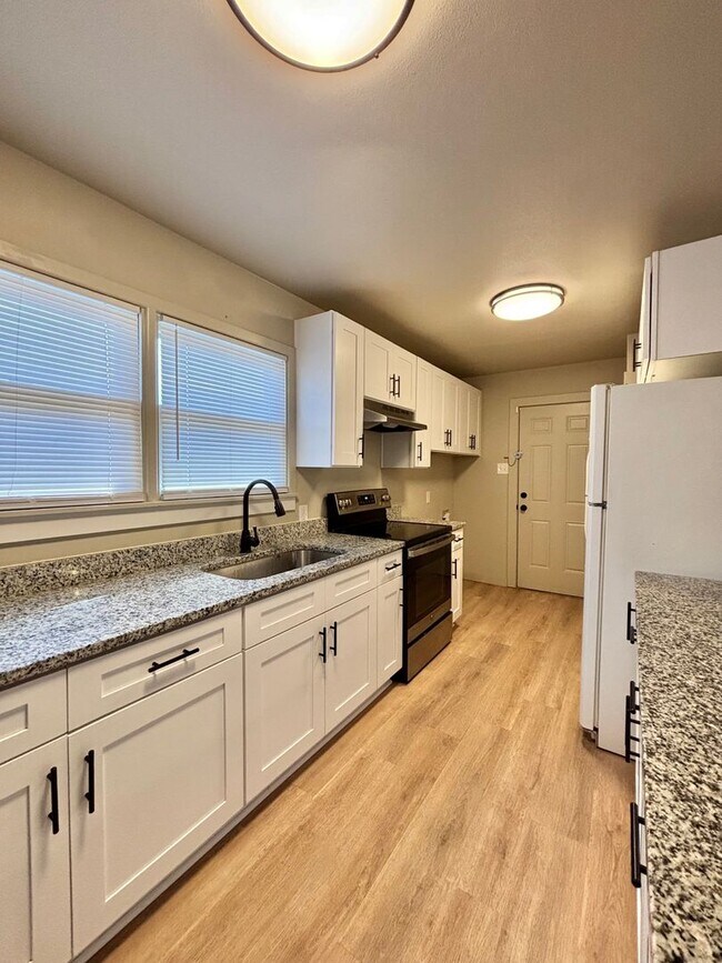 Building Photo - Now Available - 3 Bedroom Home!!