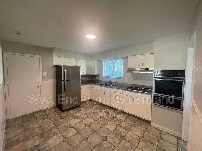 Building Photo - 1675 Beverly Dr