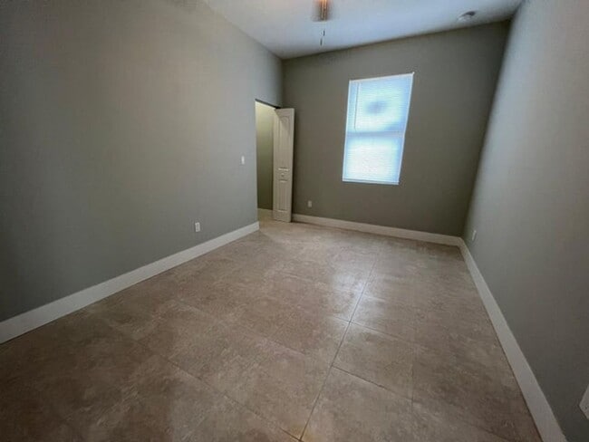 Building Photo - 227 N E St