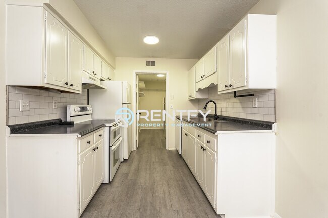 Building Photo - 2270 Sunderland Rd