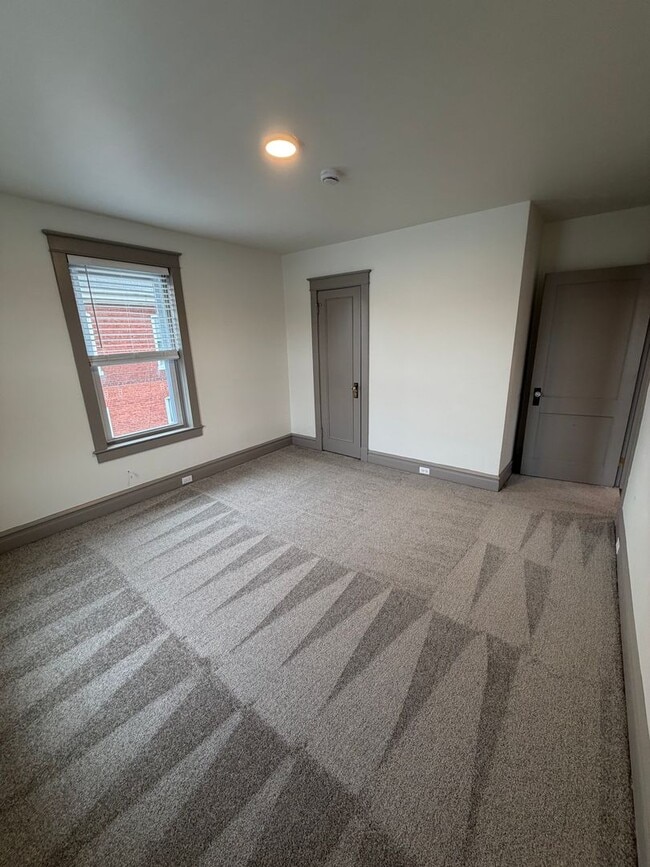 Building Photo - 584 W Main St