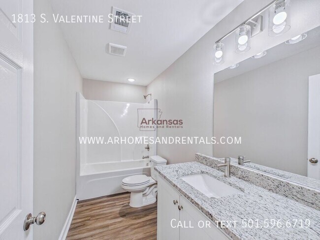 Building Photo - 1813 S Valentine St