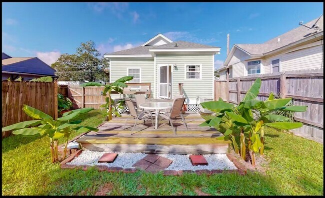 Building Photo - Charming Downtown 2BR/1BA Cottage – Hardwood Floors, Granite Kitchen, Front Porch, Fenced Backyar...