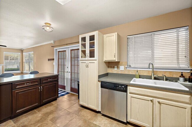 Building Photo - 400 Debora Dr