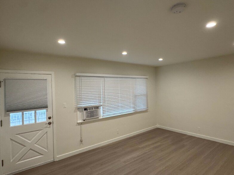 Building Photo - 421 E Acacia Ave