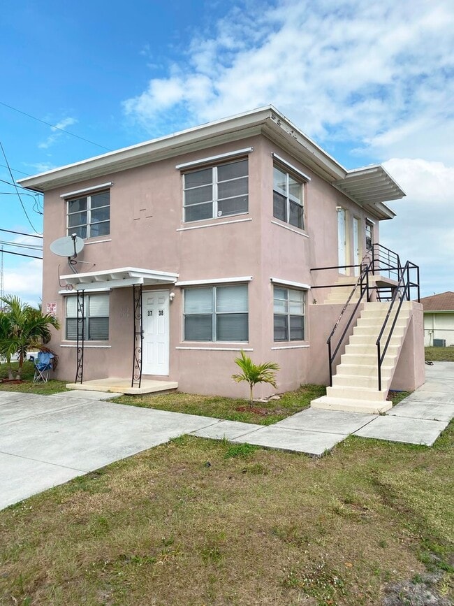 Building Photo - Spacious 2 Bedroom/ 1 Bath Available NOW!
