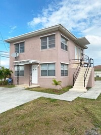 Building Photo - Spacious 2 Bedroom/ 1 Bath Available NOW!