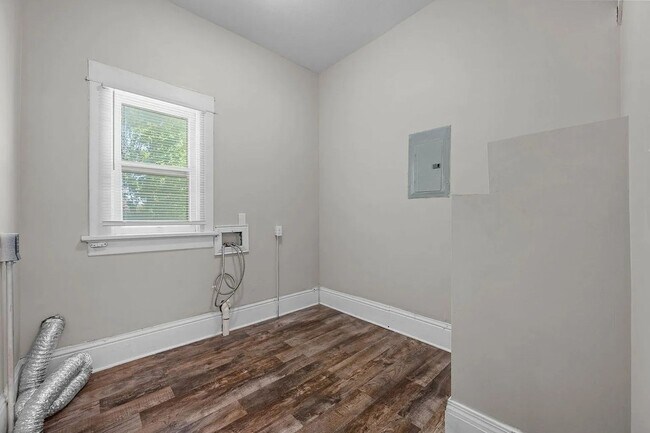 Building Photo - Adorable and Cozy 3 Bedroom!