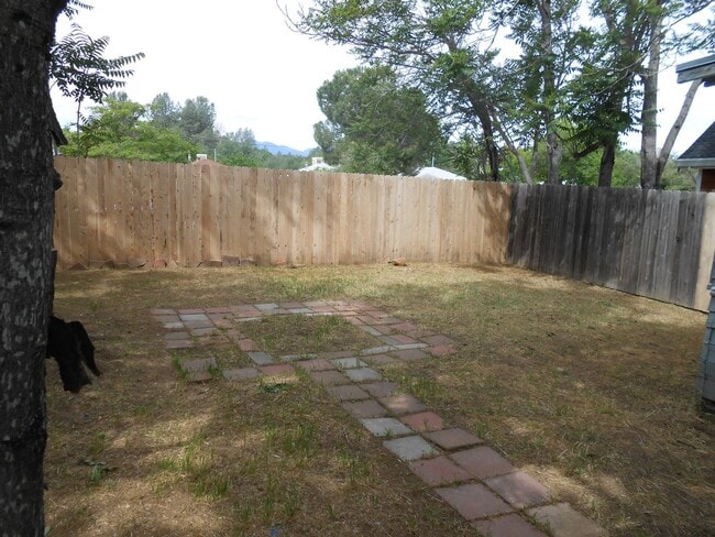 Building Photo - 2 bedroom downtown home with fenced yard