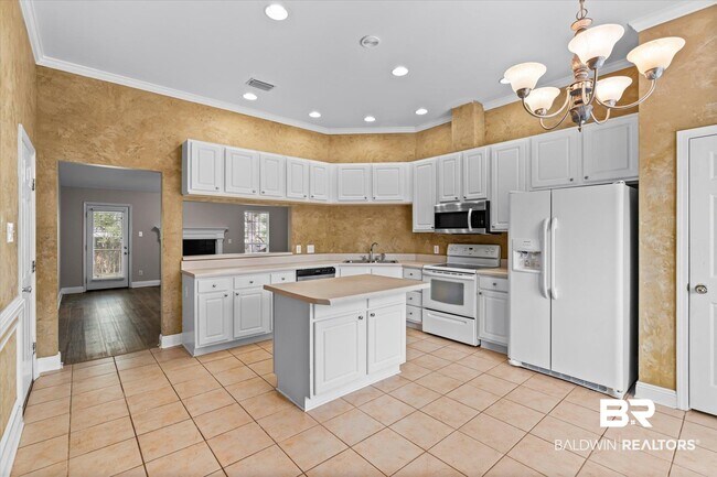 Building Photo - 10610 S Side Loop