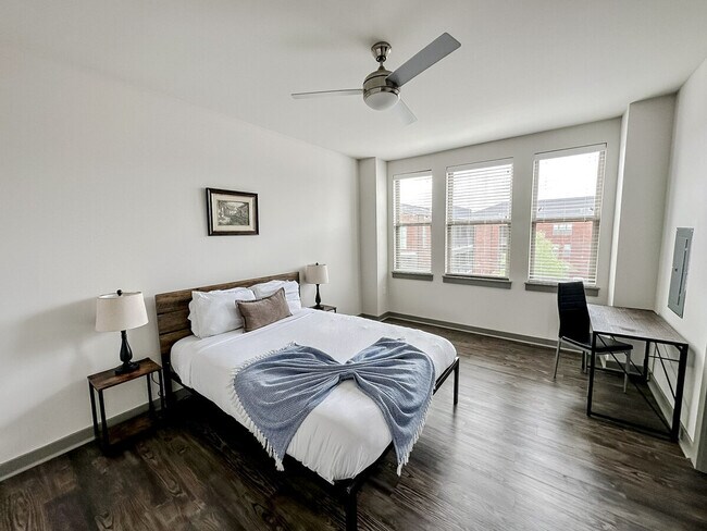 Building Photo - 111 E 4th St