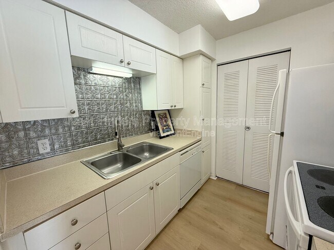 Building Photo - 10200 Belle Rive Blvd