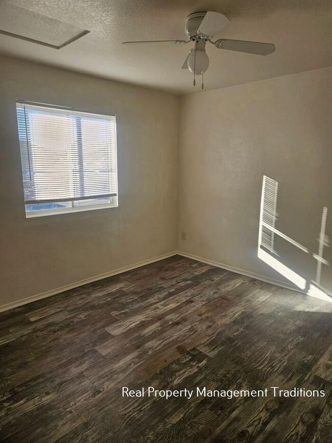 Building Photo - Fully Rehabbed 2 + 1 Rosamond Apartment