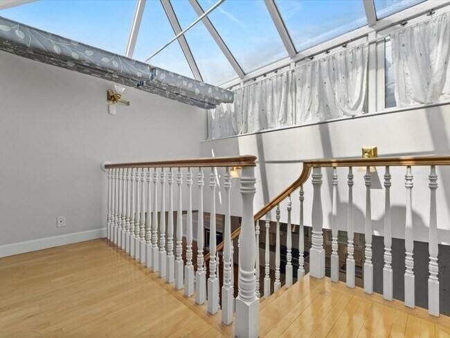 Building Photo - 458 Beacon St