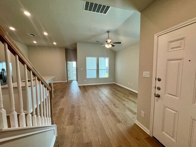 Building Photo - Stunning 4x2.5 Luxury Duplex in Buda, TX!
