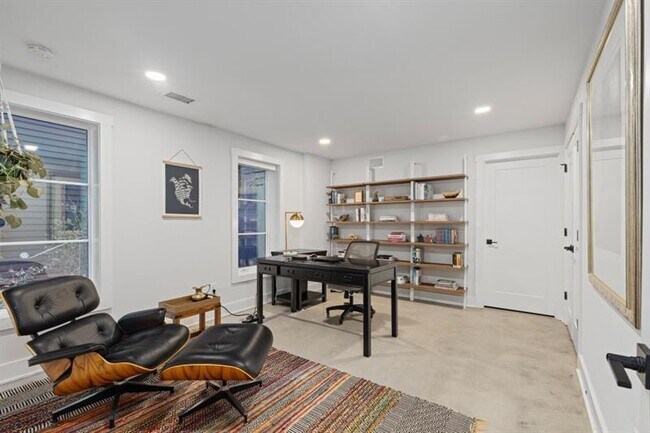 Building Photo - 304 Mado Ln