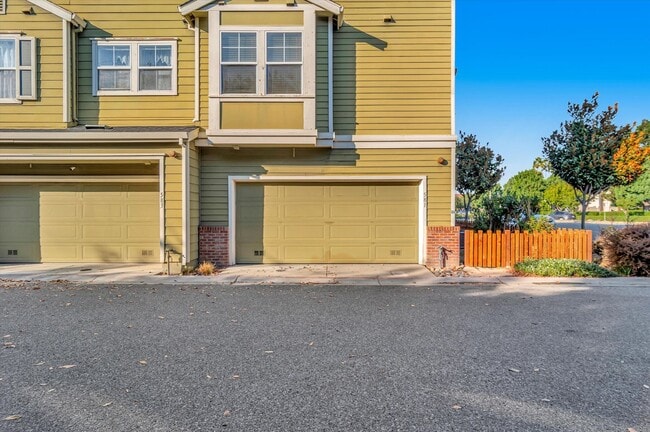 Building Photo - 581 Bridgeport Terrace