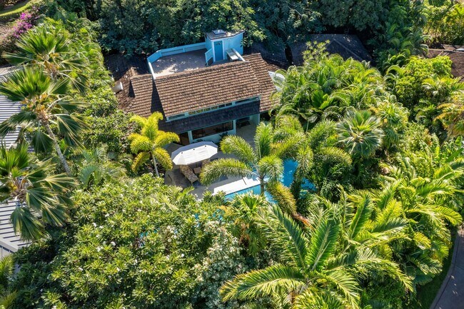 Building Photo - Beautiful Furnished, 2 Bed, 3 Bath, Gated ...