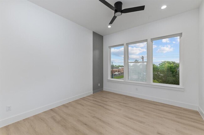 Building Photo - 3110 Live Oak St