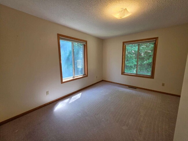 Building Photo - 4 Bedroom 2 Bathroom Home on 5 Acres with Shop, New Deck & Attached Garage
