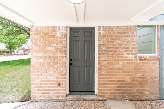 Building Photo - 15202 La Paloma Dr