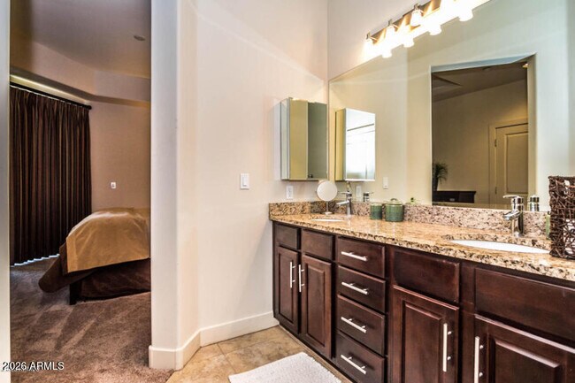 Building Photo - 945 E Playa Del Norte Dr