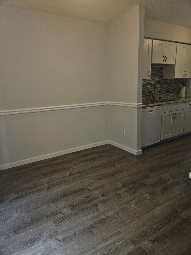 Building Photo - 3 Ethan Allen Ct