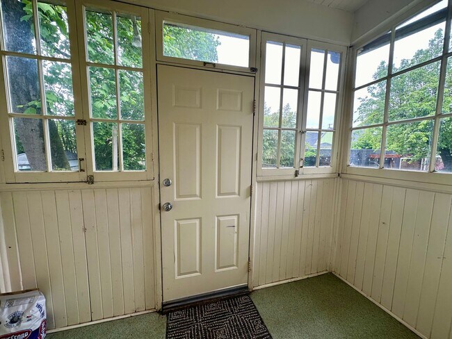 Building Photo - Charming 3 Bedroom Portland Home!